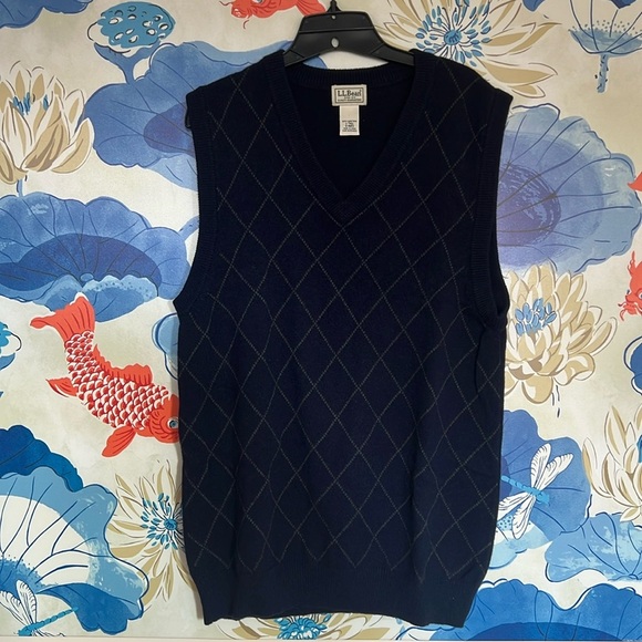 L.L. Bean Classic Lamb's Wool Navy Blue Diamond Pattern V-Neck Sweater L Tall - Picture 2 of 6